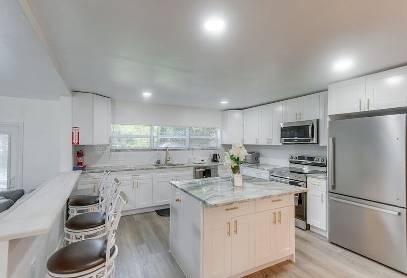 Charming Valdosta Home W/ Deck & Outdoor Dining!