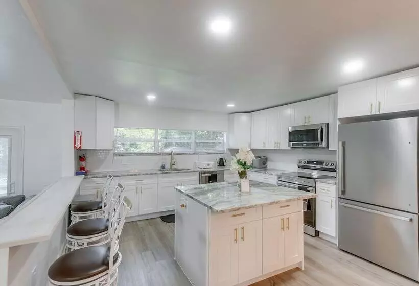 Charming Valdosta Home W/ Deck & Outdoor Dining!