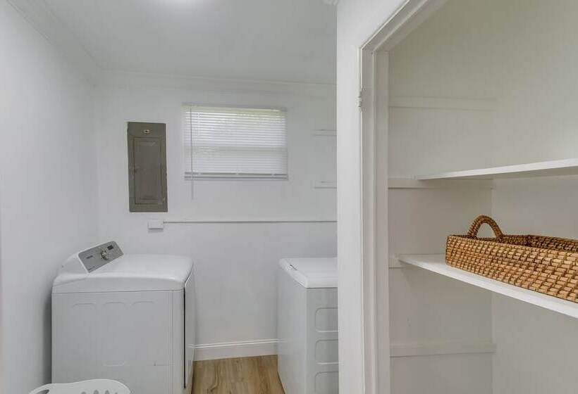 Charming Valdosta Home W/ Deck & Outdoor Dining!