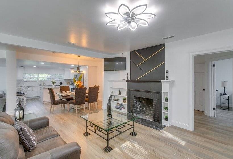 Charming Valdosta Home W/ Deck & Outdoor Dining!