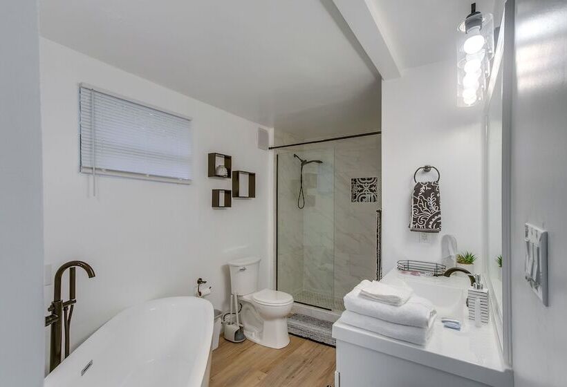 Charming Valdosta Home W/ Deck & Outdoor Dining!