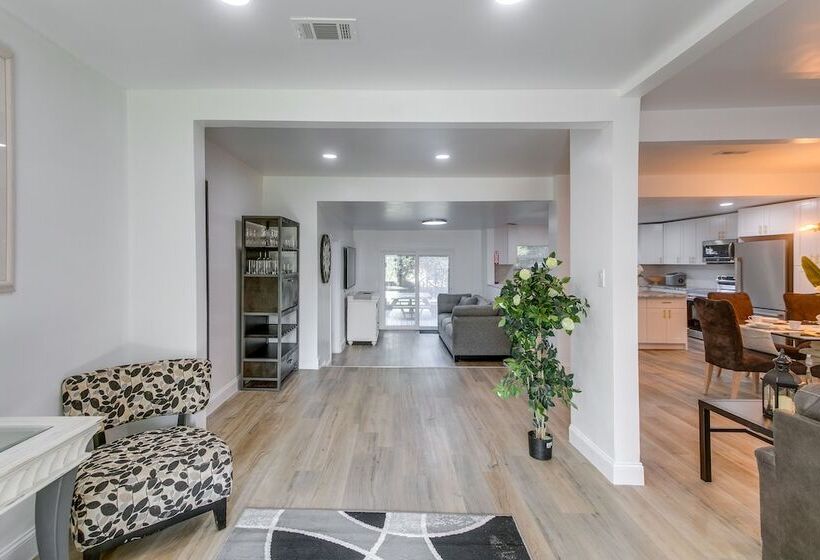 Charming Valdosta Home W/ Deck & Outdoor Dining!