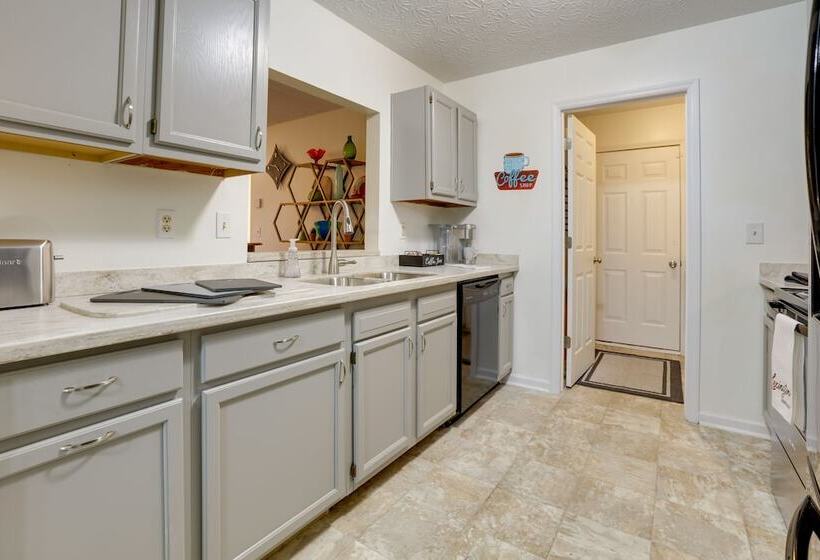 Chic Lexington Home W/ Deck ~ 5 Mi To Downtown!