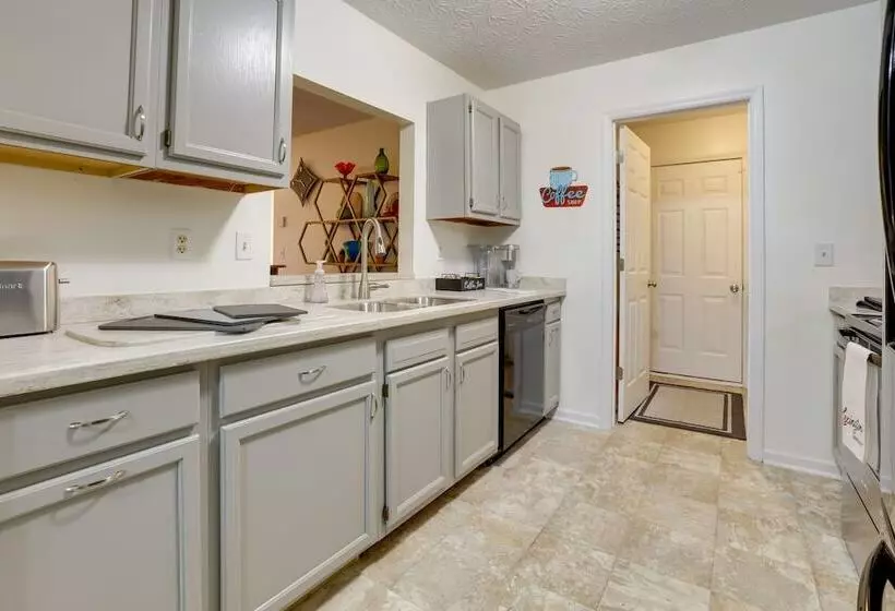 Chic Lexington Home W/ Deck ~ 5 Mi To Downtown!