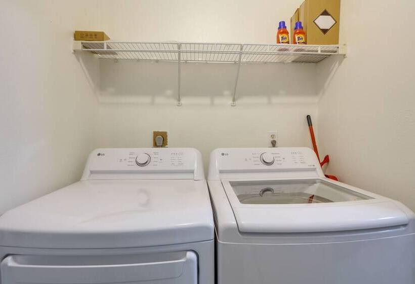 Chic Lexington Home W/ Deck ~ 5 Mi To Downtown!