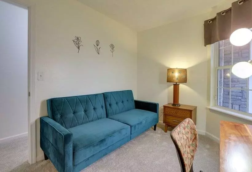 Chic Lexington Home W/ Deck ~ 5 Mi To Downtown!