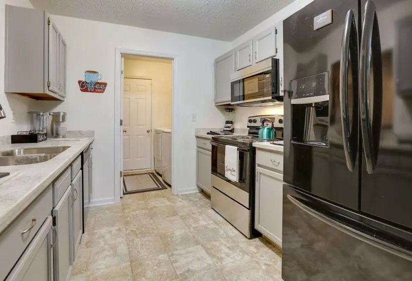 Chic Lexington Home W/ Deck ~ 5 Mi To Downtown!