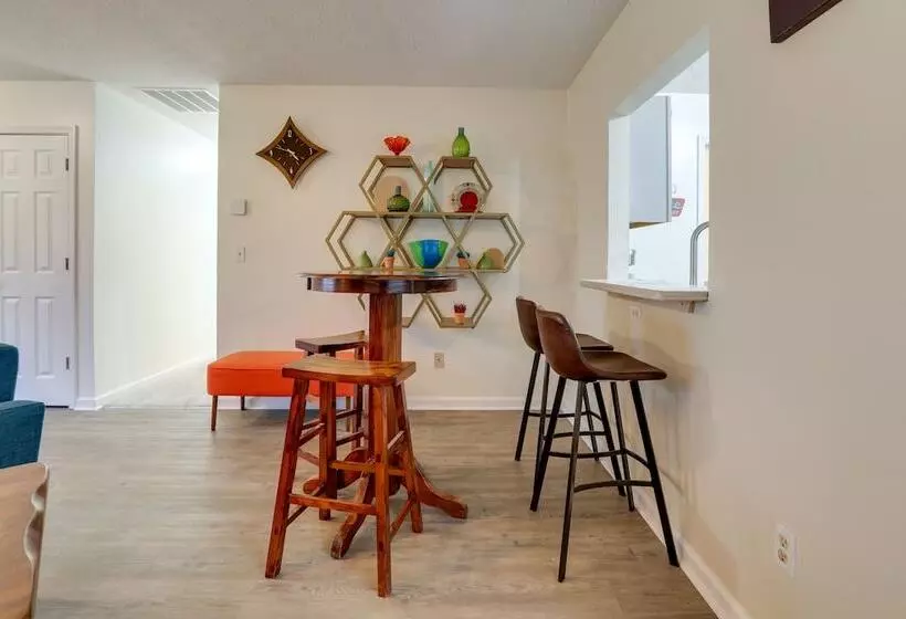 Chic Lexington Home W/ Deck ~ 5 Mi To Downtown!