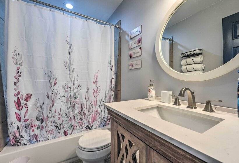 Chic Memphis Home W/ Deck ~ 2 Mi To Dtwn!