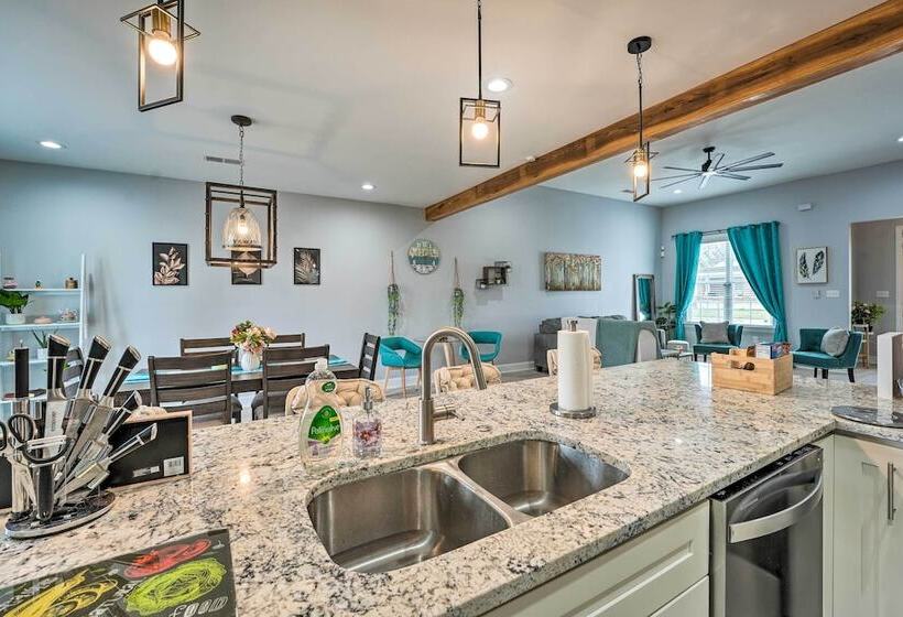 Chic Memphis Home W/ Deck ~ 2 Mi To Dtwn!