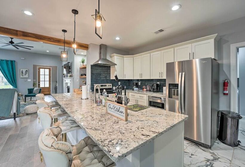 Chic Memphis Home W/ Deck ~ 2 Mi To Dtwn!