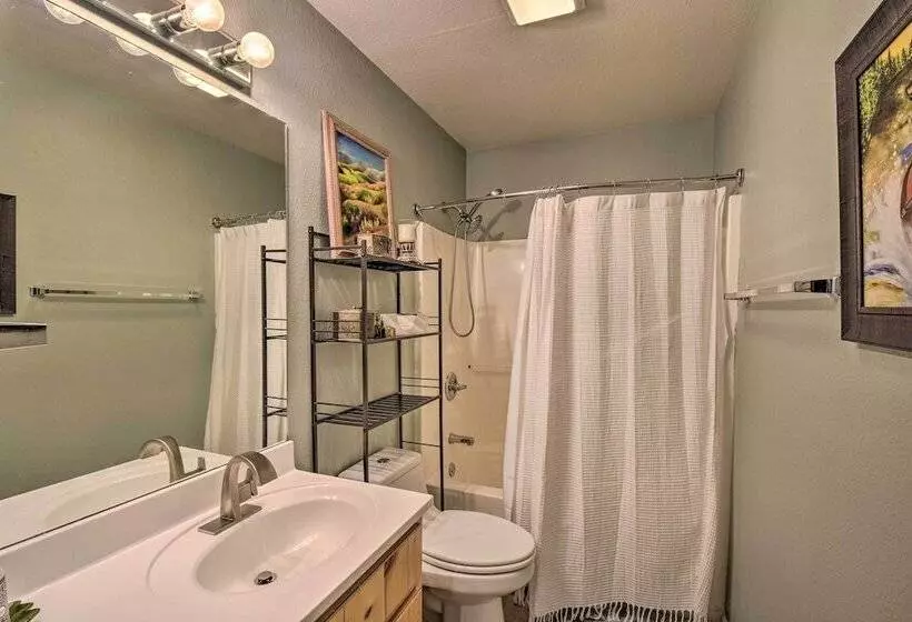 Classy Clayton Home W/ Views < 1 Mi To Downtown!