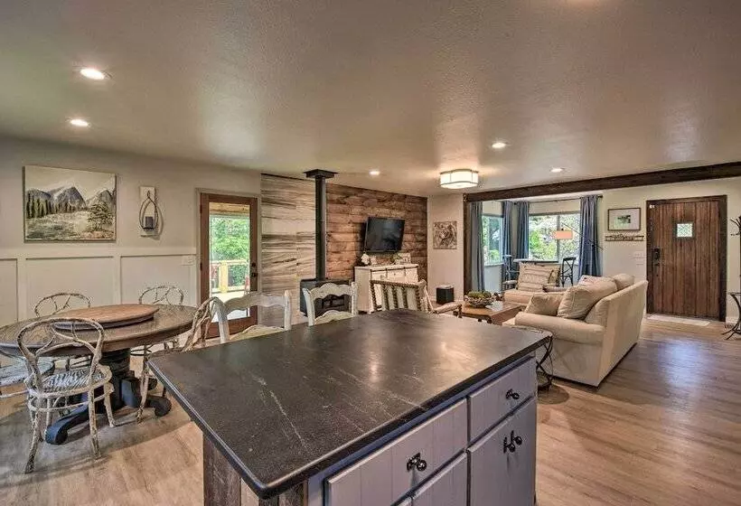 Classy Clayton Home W/ Views < 1 Mi To Downtown!