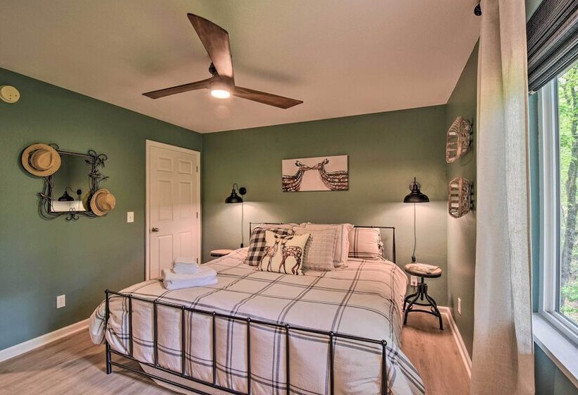 Classy Clayton Home W/ Views < 1 Mi To Downtown!