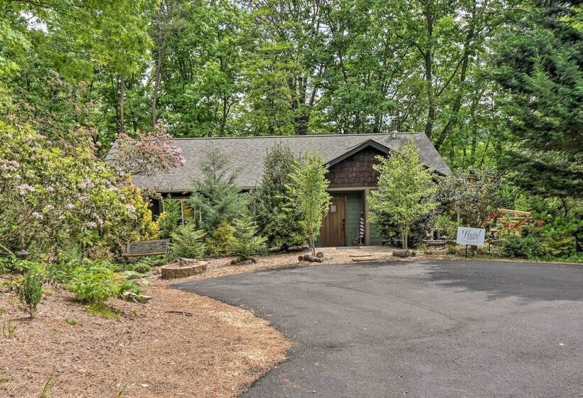 Classy Clayton Home W/ Views < 1 Mi To Downtown!