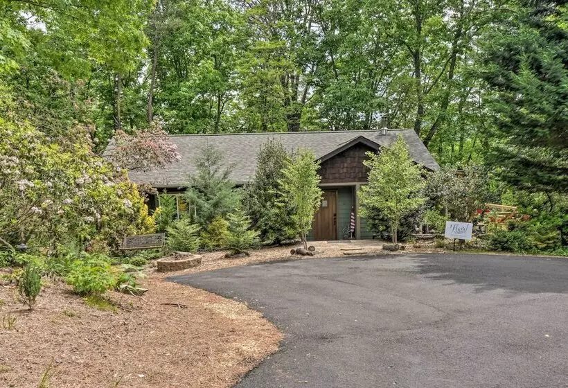 Classy Clayton Home W/ Views < 1 Mi To Downtown!