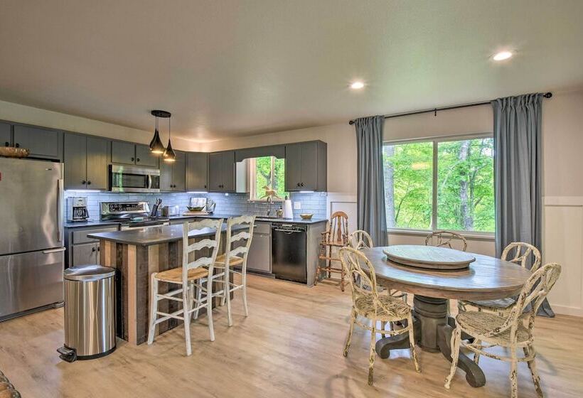 Classy Clayton Home W/ Views < 1 Mi To Downtown!