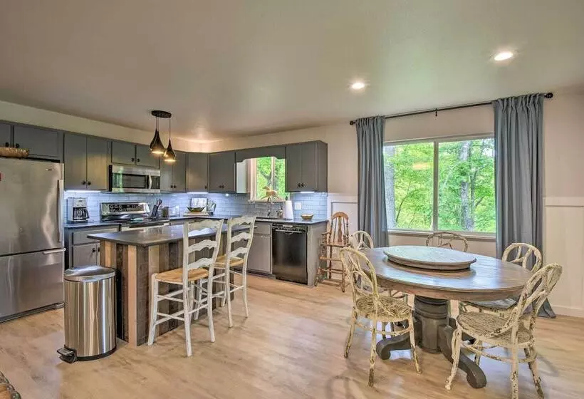 Classy Clayton Home W/ Views < 1 Mi To Downtown!