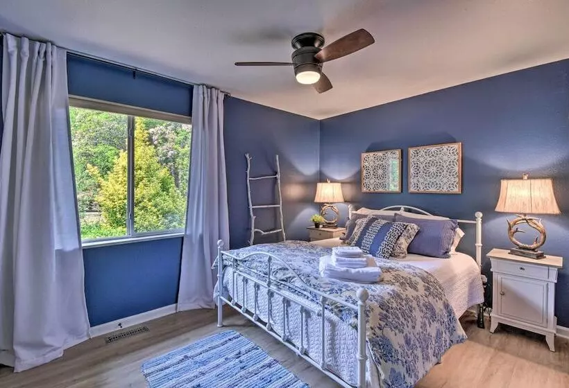 Classy Clayton Home W/ Views < 1 Mi To Downtown!