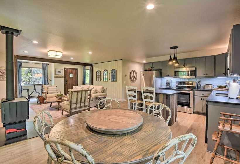 Classy Clayton Home W/ Views < 1 Mi To Downtown!