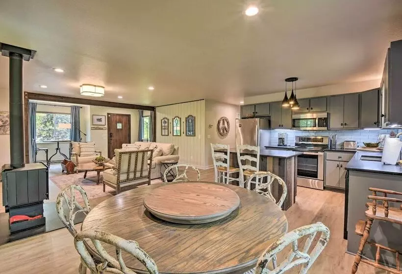 Classy Clayton Home W/ Views < 1 Mi To Downtown!