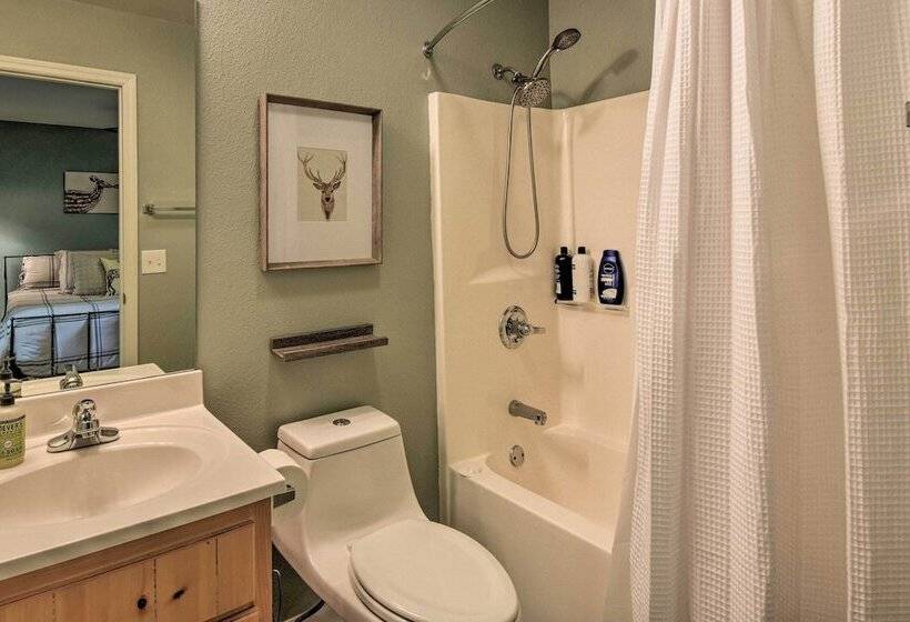 Classy Clayton Home W/ Views < 1 Mi To Downtown!