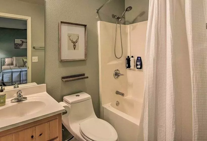 Classy Clayton Home W/ Views < 1 Mi To Downtown!