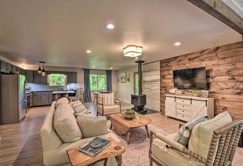 Classy Clayton Home W/ Views < 1 Mi To Downtown!