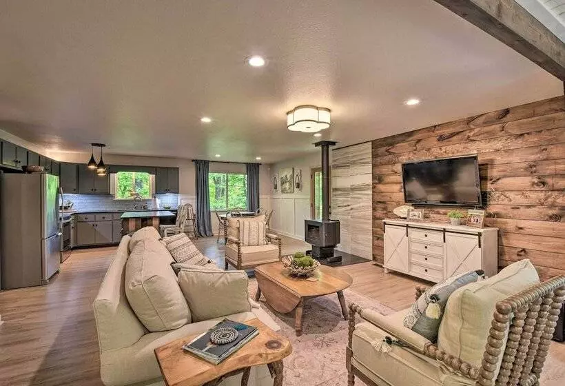 Classy Clayton Home W/ Views < 1 Mi To Downtown!