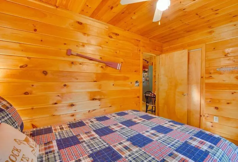 Cozy Cabin In Private Location W/ Hot Tub & Grill!