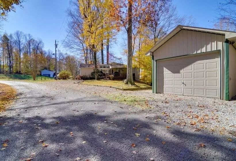 Cozy Tennessee Escape W/ Porch, Grill & Fire Pit!