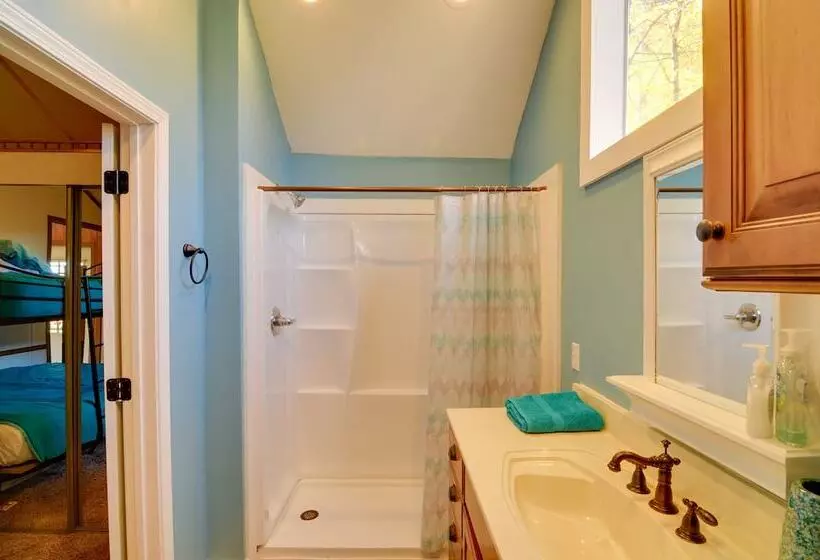 Cozy Tennessee Escape W/ Porch, Grill & Fire Pit!