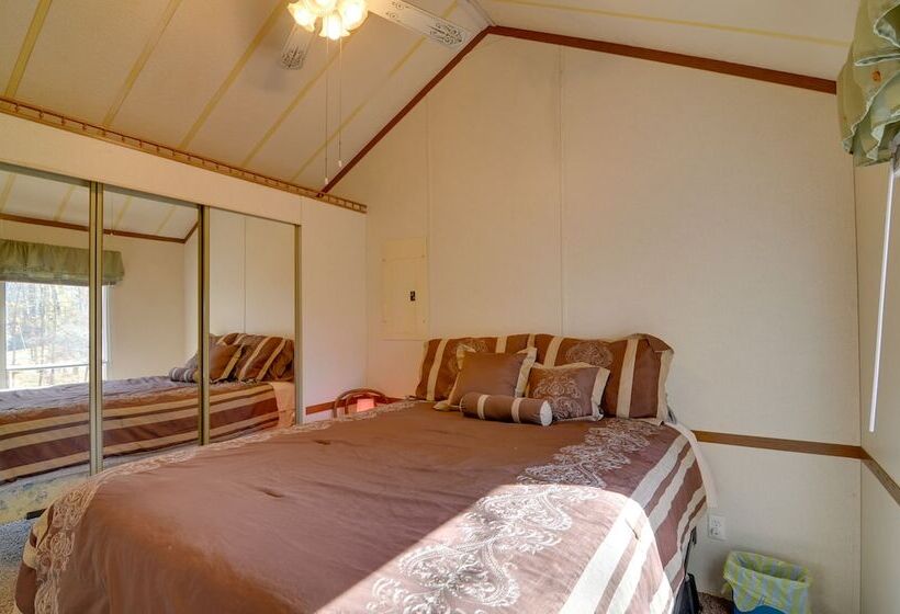 Cozy Tennessee Escape W/ Porch, Grill & Fire Pit!