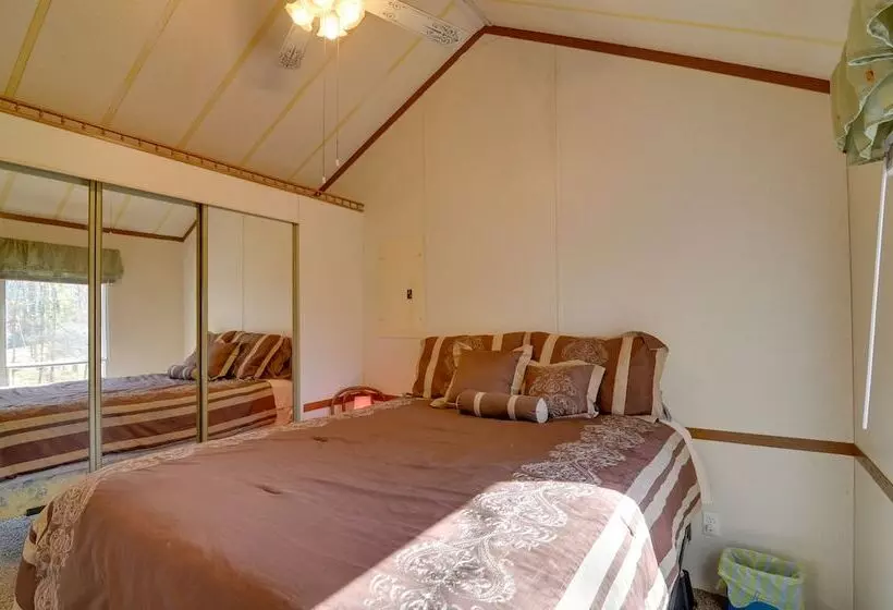 Cozy Tennessee Escape W/ Porch, Grill & Fire Pit!