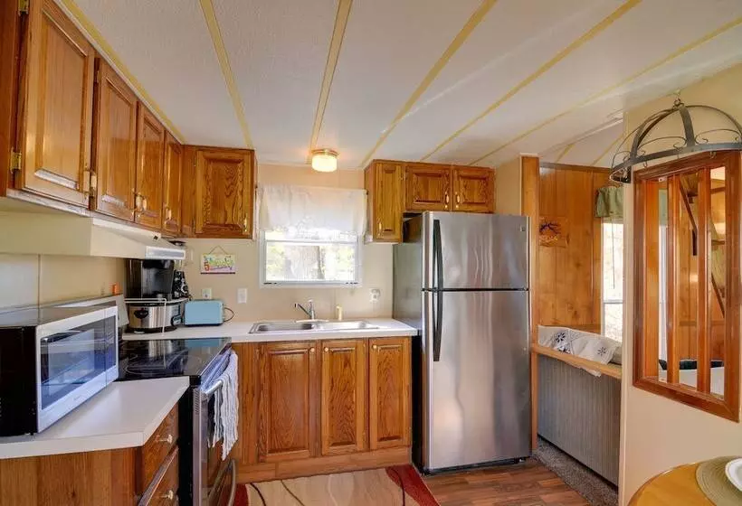 Cozy Tennessee Escape W/ Porch, Grill & Fire Pit!