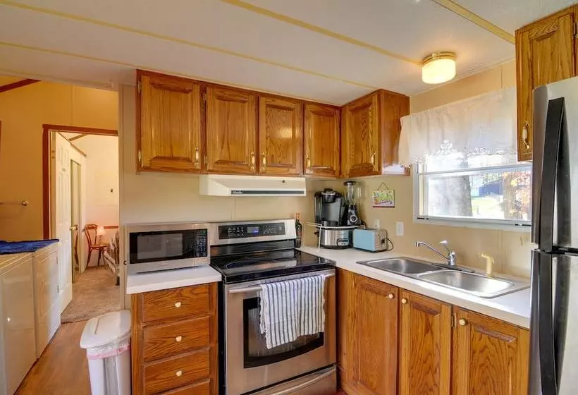 Cozy Tennessee Escape W/ Porch, Grill & Fire Pit!