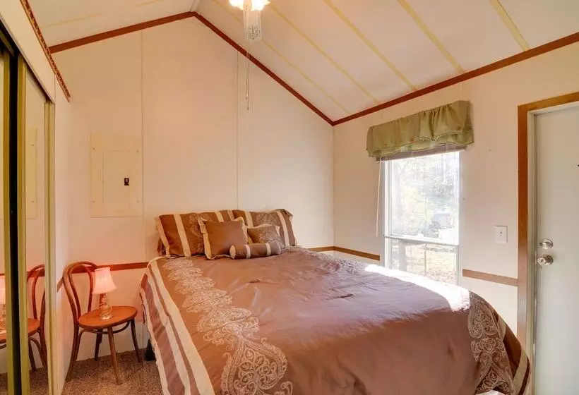 Cozy Tennessee Escape W/ Porch, Grill & Fire Pit!