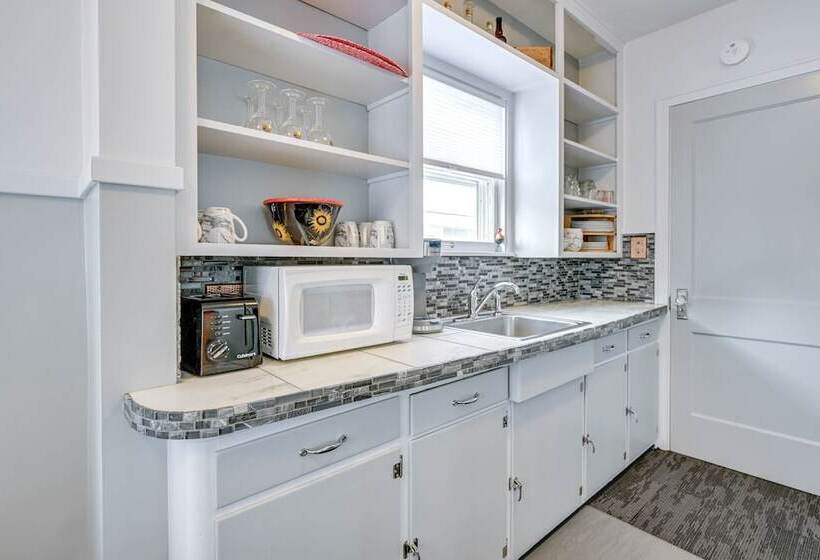 Cozy Wausau Home W/ Fireplace & Hot Tub Access