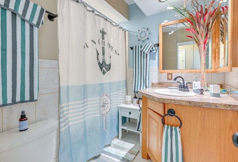 Cozy Wausau Home W/ Fireplace & Hot Tub Access