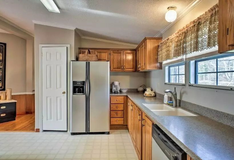 Dog Friendly Georgia Home W/ Grill & Fishing Pond!
