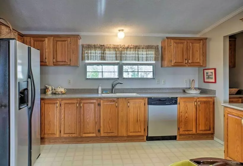 Dog Friendly Georgia Home W/ Grill & Fishing Pond!