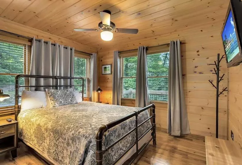 Creekside Cabin W/ Hot Tub, Mtn Views & More!