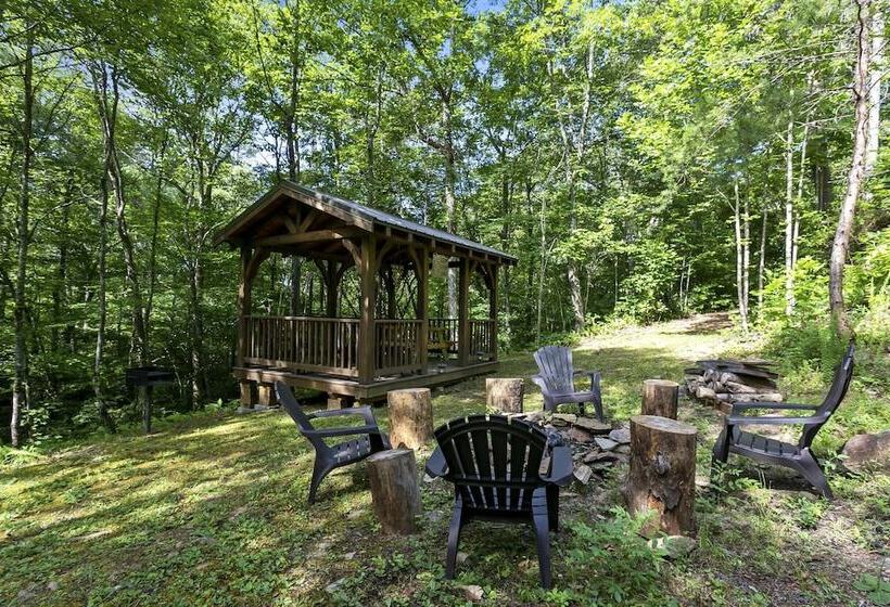 Creekside Cabin W/ Hot Tub, Mtn Views & More!