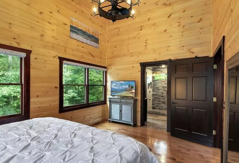 Creekside Cabin W/ Hot Tub, Mtn Views & More!