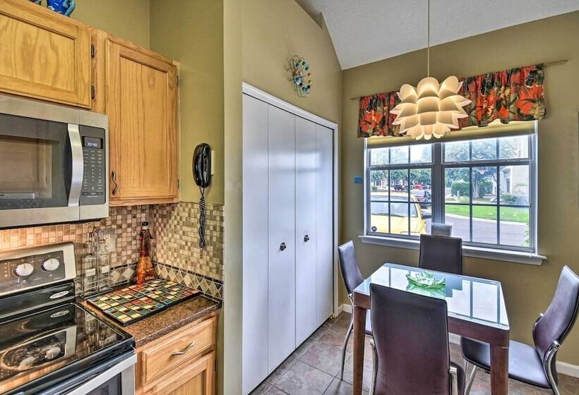 Hampton Home W/ Fireplace + Close To Beaches!