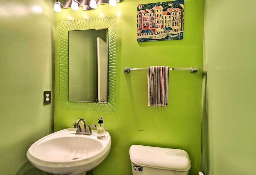 Hampton Home W/ Fireplace + Close To Beaches!