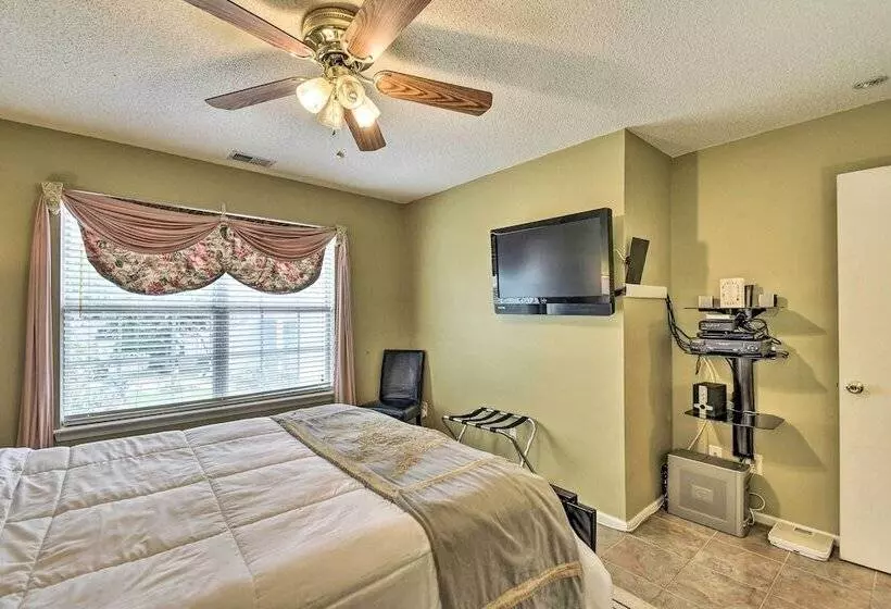 Hampton Home W/ Fireplace + Close To Beaches!