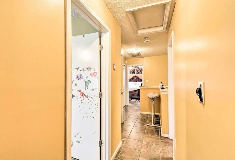 Hampton Home W/ Fireplace + Close To Beaches!