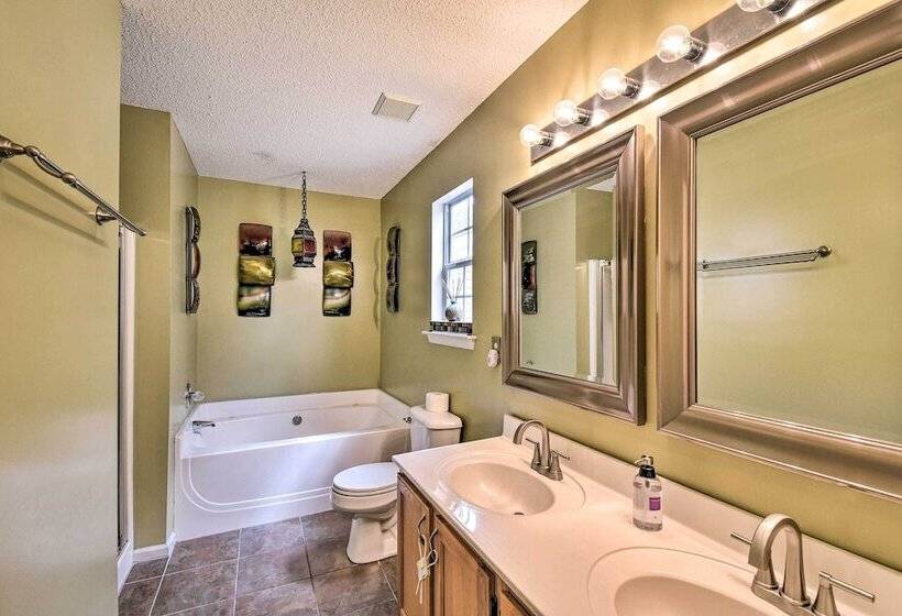 Hampton Home W/ Fireplace + Close To Beaches!