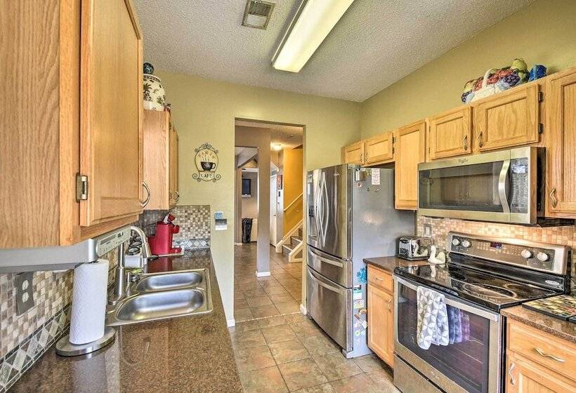 Hampton Home W/ Fireplace + Close To Beaches!